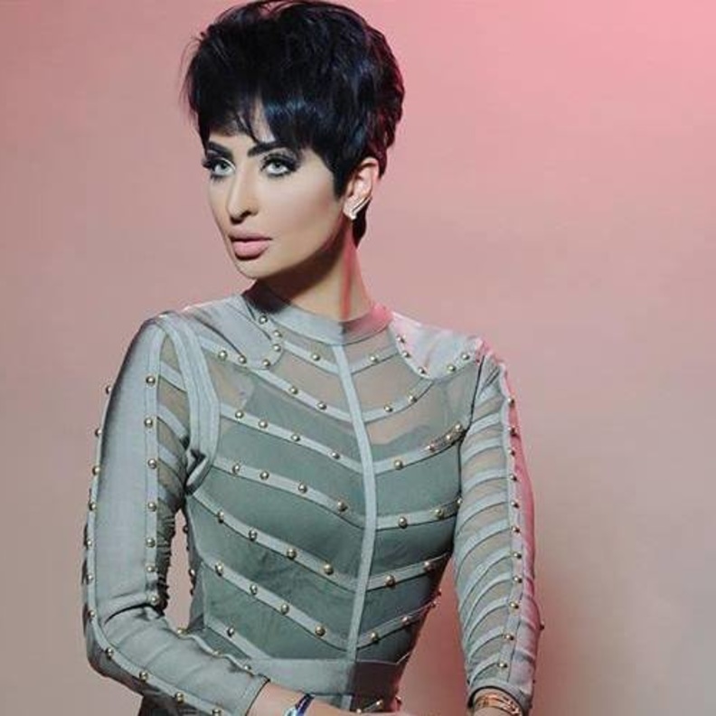 اليسا بالشعر الطويل والقصير