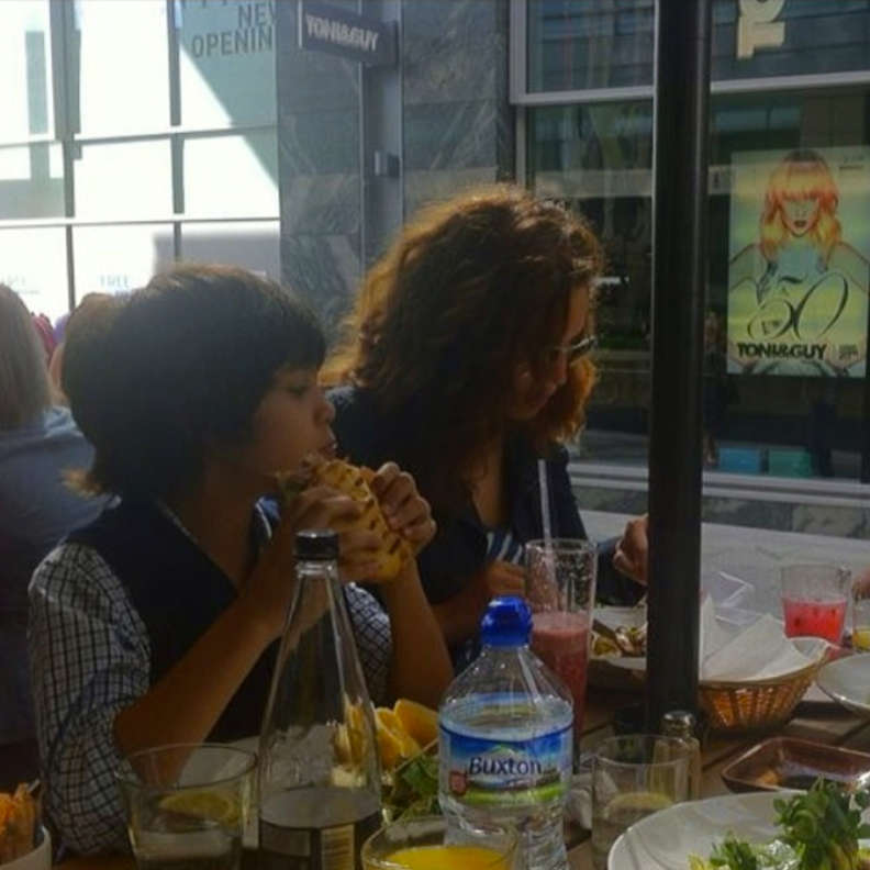 ليليى علوي قلقة على والدتها