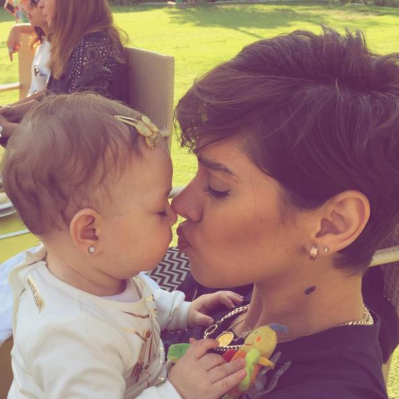 نشرت صورة تجمعها بطفلة صغيرة