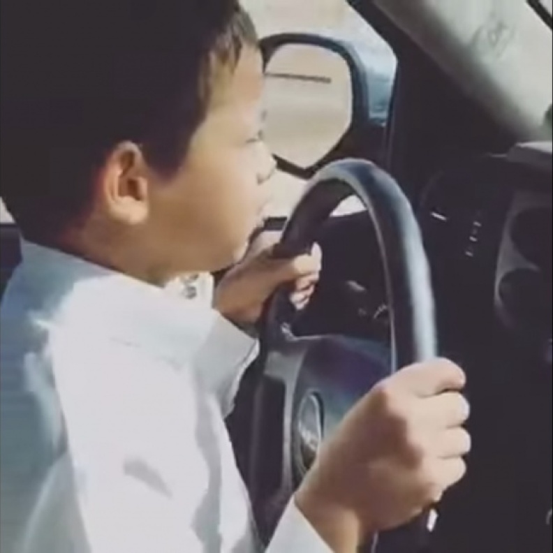 بالفيديو: طفل سعودي يقود السيارة بسرعة جنونية