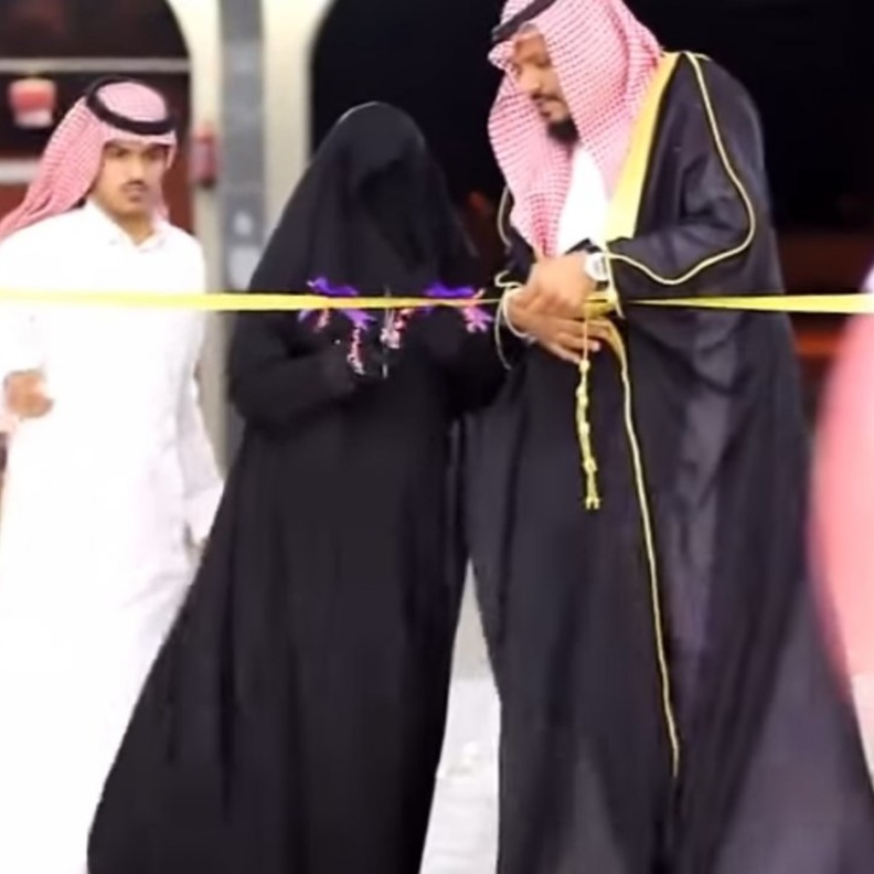 سعودي يسمي محله باسم زوجته ويدعوها لافتتاحه