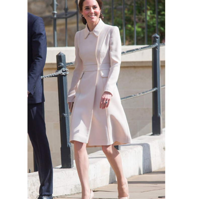 كيت ميدلتون kate Middleton اختارت موضة المعطف البيج بتوقيع دار Catherine Walker