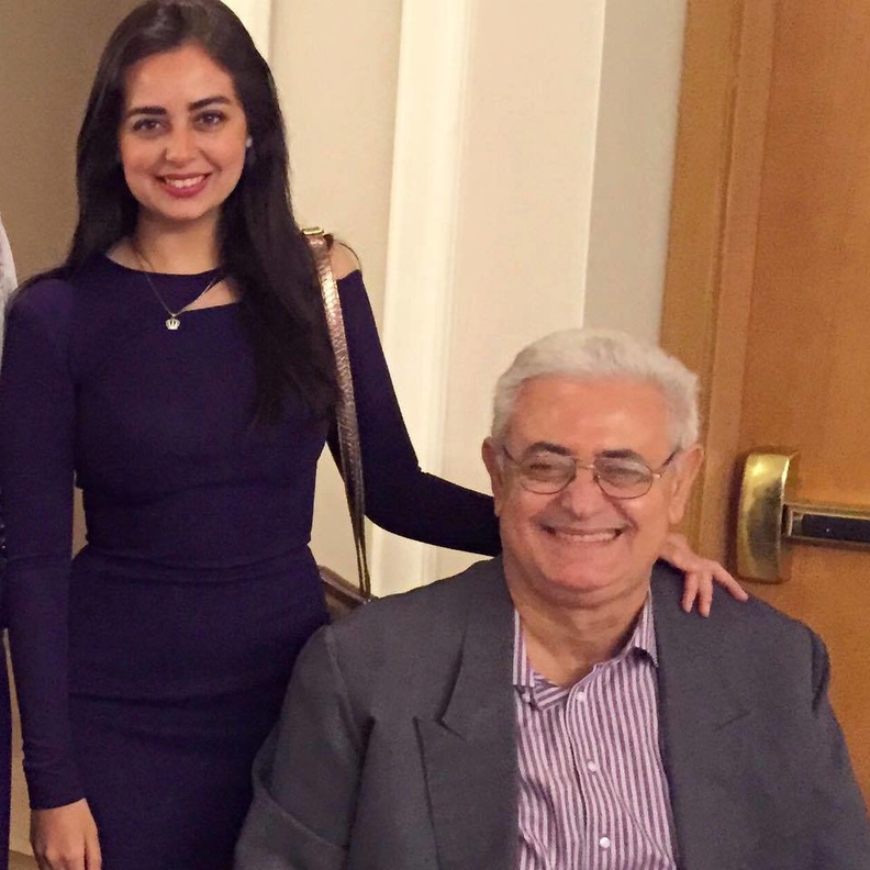 تعيش حالة نفسية صعبة بعد وفاة والدها