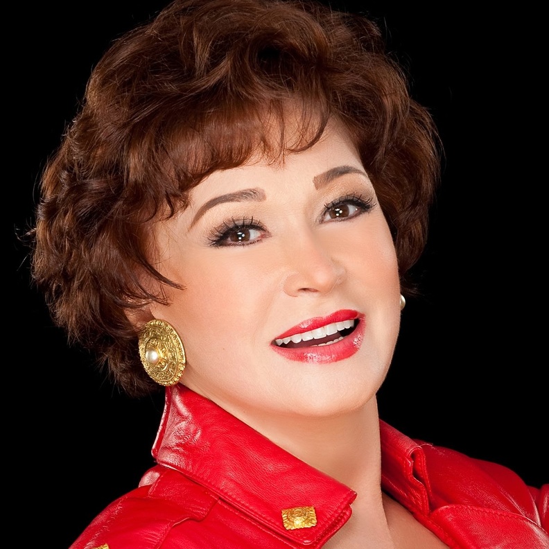 في اطلالة جريئة منها.. لبلبة سيدة عجوز وشعرها ابيض