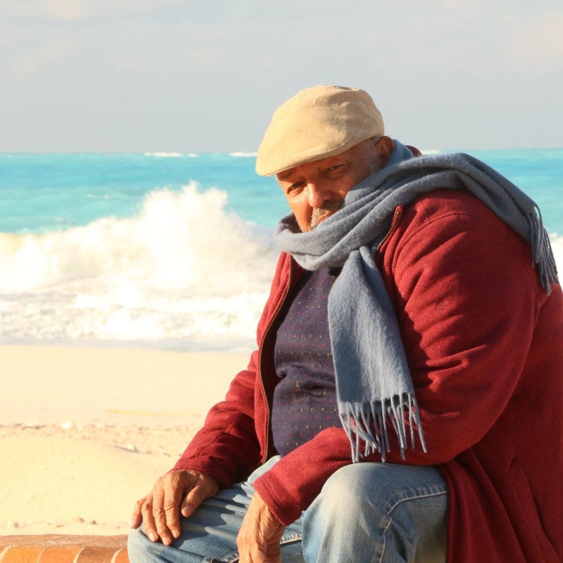 يتابع الاعمال الفنية لاختيار نجوم افلامه