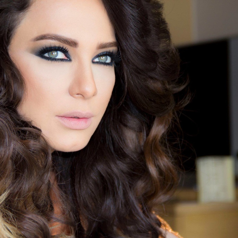 تواصل النجمة السورية سلاف فواخرجي تصوير "احمر"