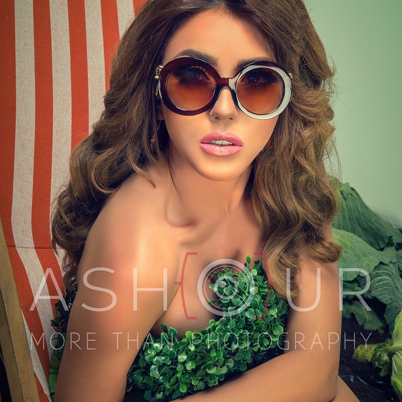 جلسة تصوير غريبة لسارة سلامة.. وقعت وسط خضراوات