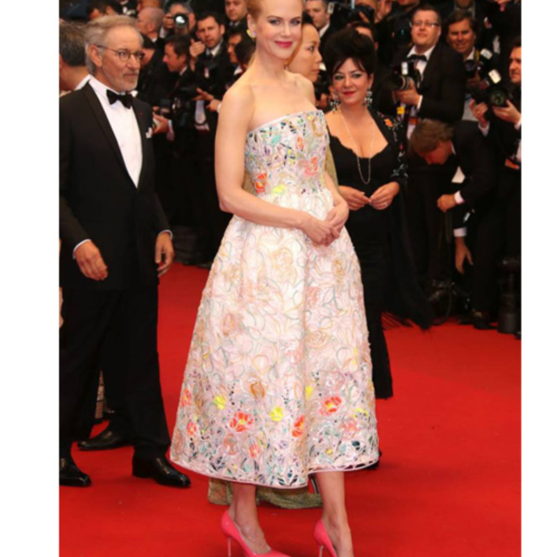 ترتدي فستان حياديا بسيطاً