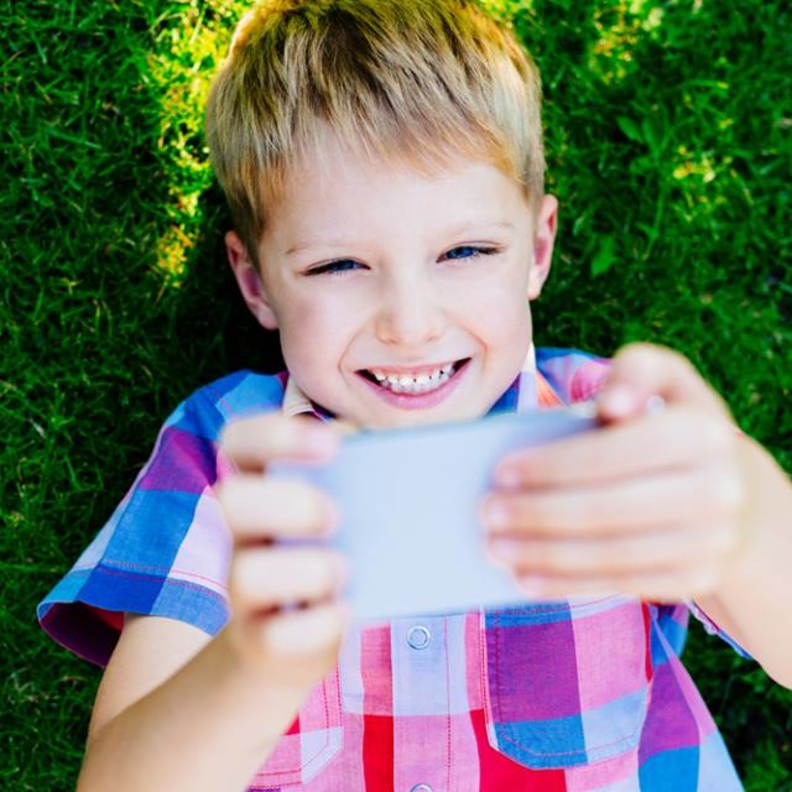 مراقبة الطفل ومعرفة انواع العابه تحميه من خطر العنف 