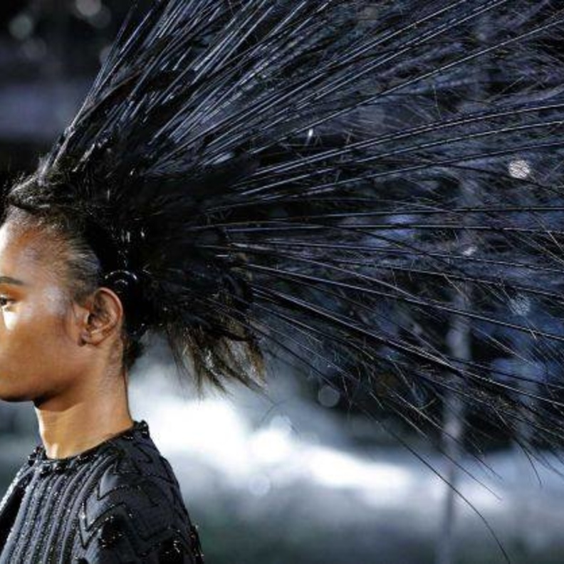 إطلالة غريبة لإحدى عارضات أزياء لويس فيتون بالأمس