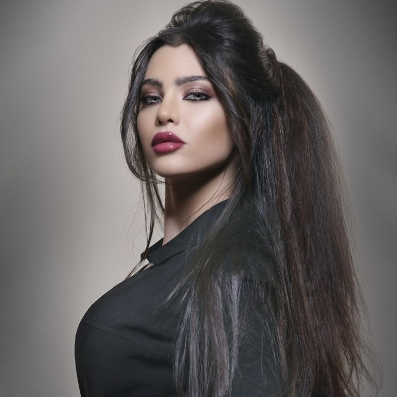 الفنانة قمر