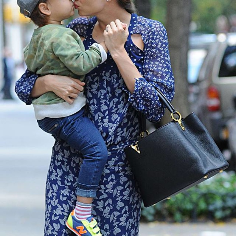 ميراندا كير ولحظة أمومة حنونة مع طفلها