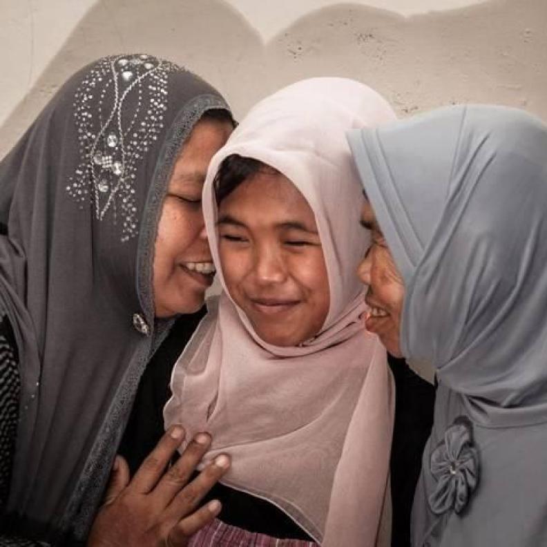 طفلة تعود لأهلها بعد 10 سنوات من تسونامي