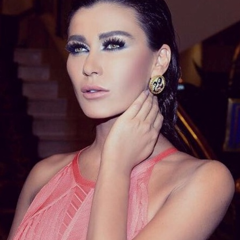 نادين الراسي بمكياج مشرق