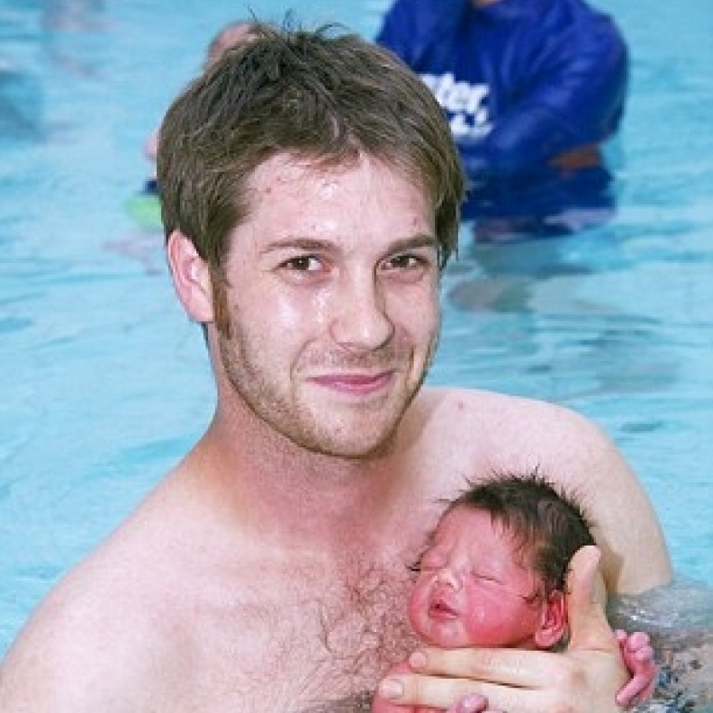 بالصور: طفل عمره 24 ساعة يتعلم السباحة 