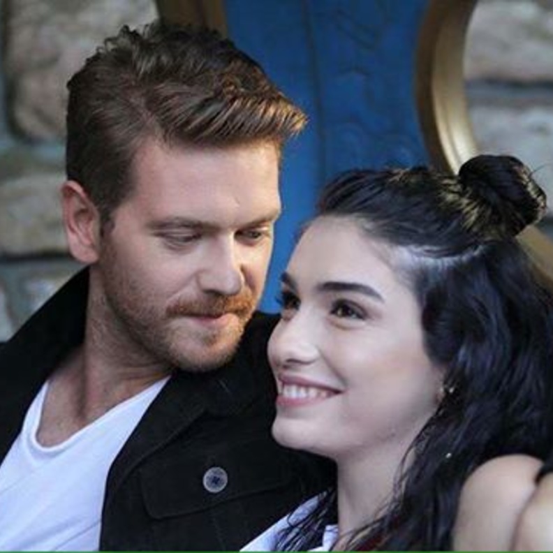 مشهد من مسلسل المجتمع الراقي