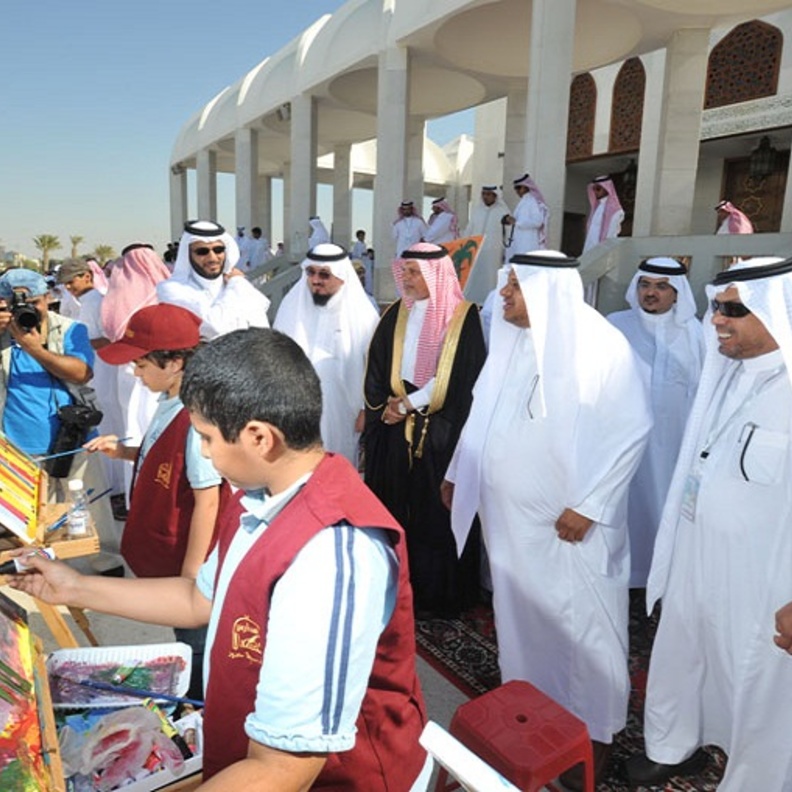 100 طالب يرسمون لوحات تشكيلية على كورنيش جدة