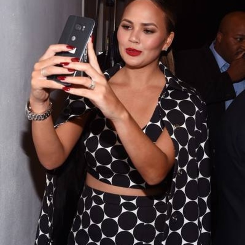 كريسي تايجن تبدو متألقة .. وتلتقط صورة سيلفي لها في كواليس عرض أزياء مايكل كورس في نيويورك