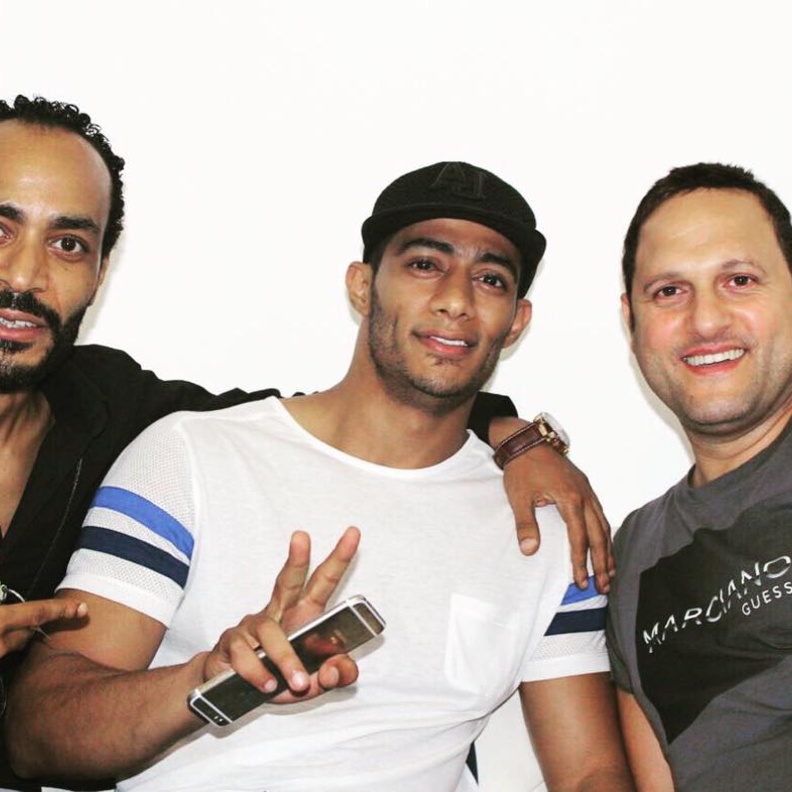 محمد رمضان وشقيقه ومنتج مسرحيته