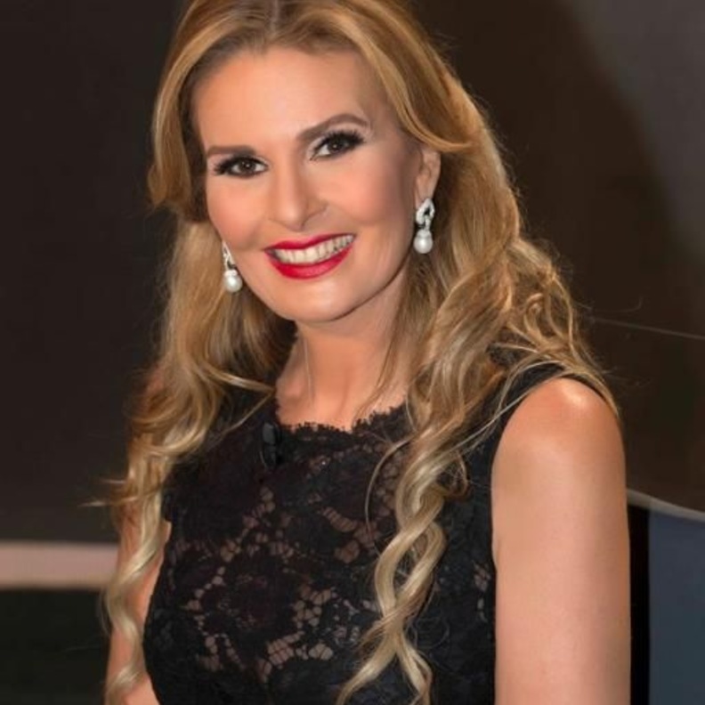 الفنانة يسرا