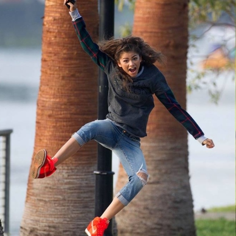 نجمة ديزني المحبوبة زيندايا كولمان في لقطة ظريفه في لوس أنجلوس