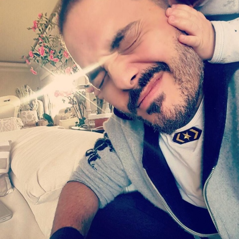 رامي عياش يداعب نجله الوحيد