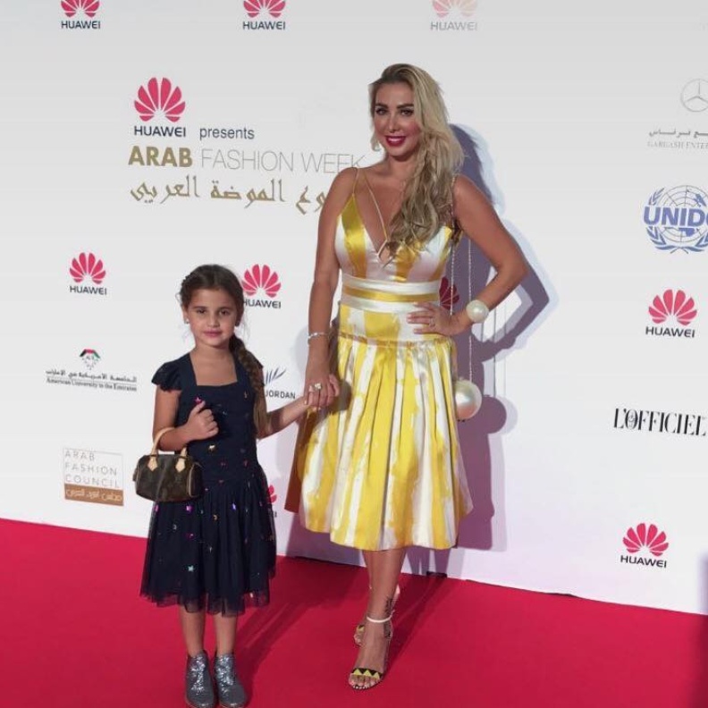 جويل مردينيان مع ابنتها ايلا خلال حضورهما عرض أسبوع الموضة في دبي بالأمس