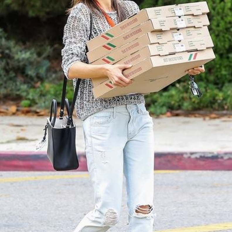 العارضة والأم أليساندرا أمبروسيو تحمل البيتزا إلى حفلة طفليها في لوس أنجلوس!