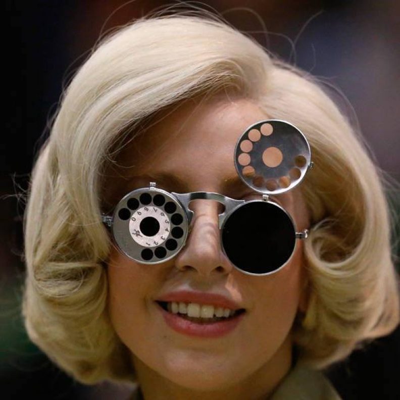 هل تحاول ليدي غاغا النظر من خلال هذه النظارة على شكل هاتف أم التحدث من خلالها؟