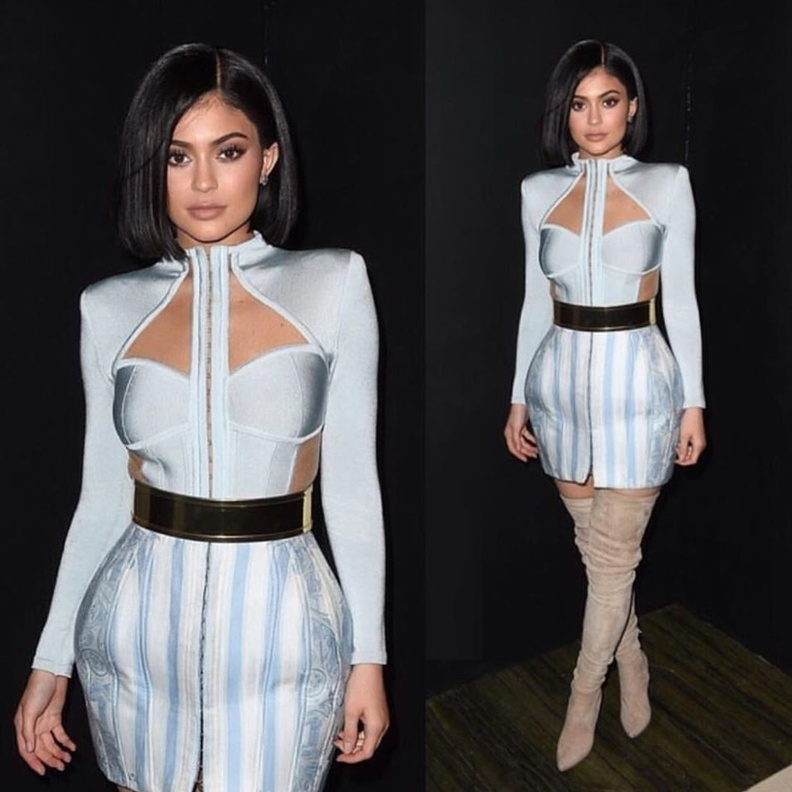 كايلي جينر Kylie Jennerتختار الحزام الاسود مع الفستان الازرق.