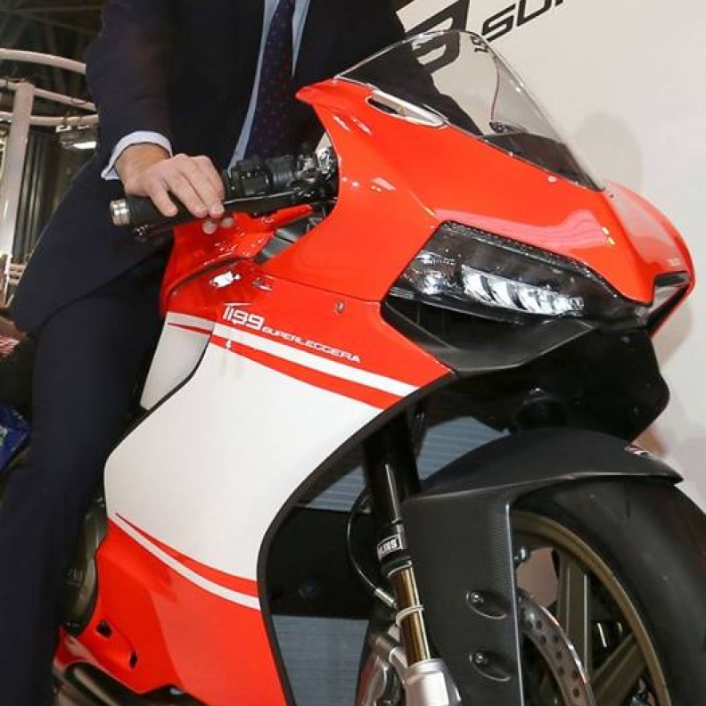 الأمير ويليام يعاين إحدى الدراجات الهوائية خلال زيارته معرض خاص بها في لندن