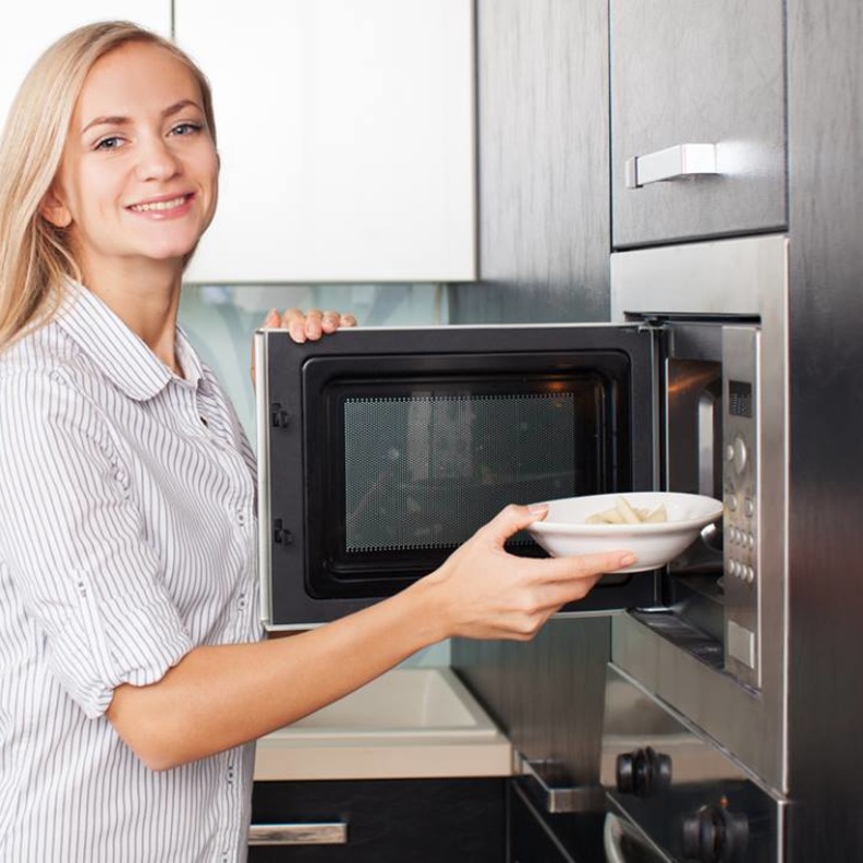 نصائح للأم حول الوقاية من مخاطر الميكرويف