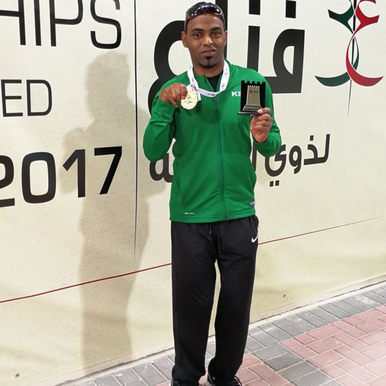 أبطال السعودية يرفعون ميداليتهم الذهبية