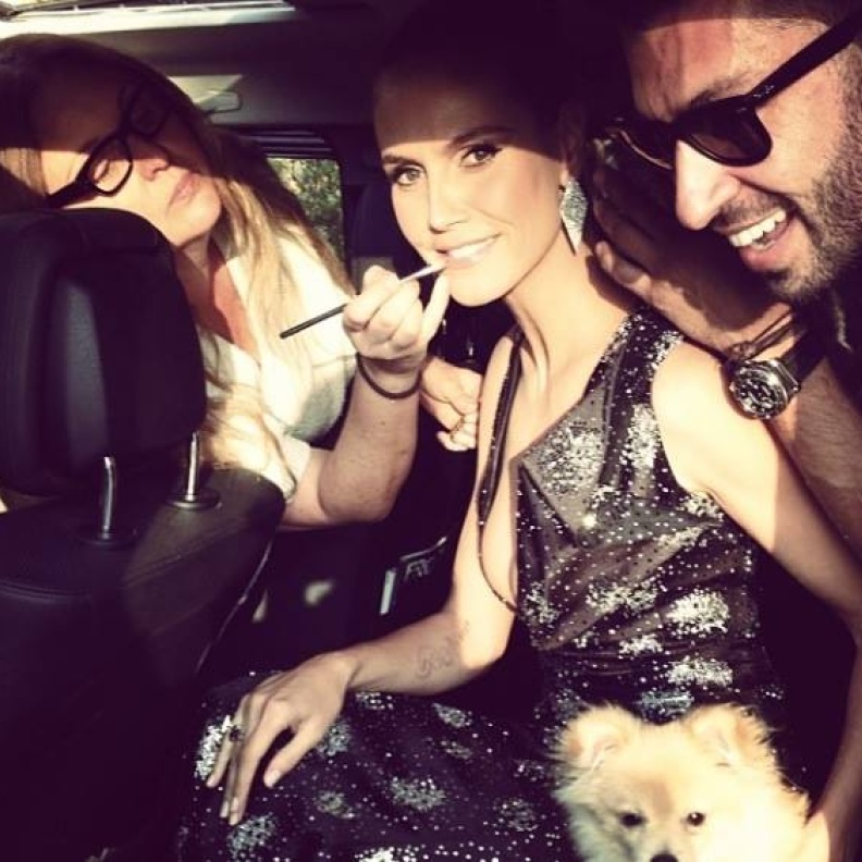 هايدي كلوم تضع اللمسات الأخيرة لماكياجها قبل ذهابها لاحدى الحفلات