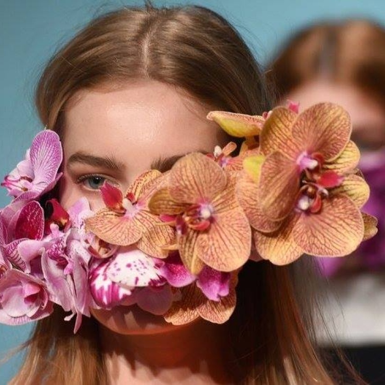 يبدو أن الربيع قد فرض نفسه في عروض أسبوع الموضة في سيدني... حيث تزينت هذه العارضة بالأزهار بشكل غريب!