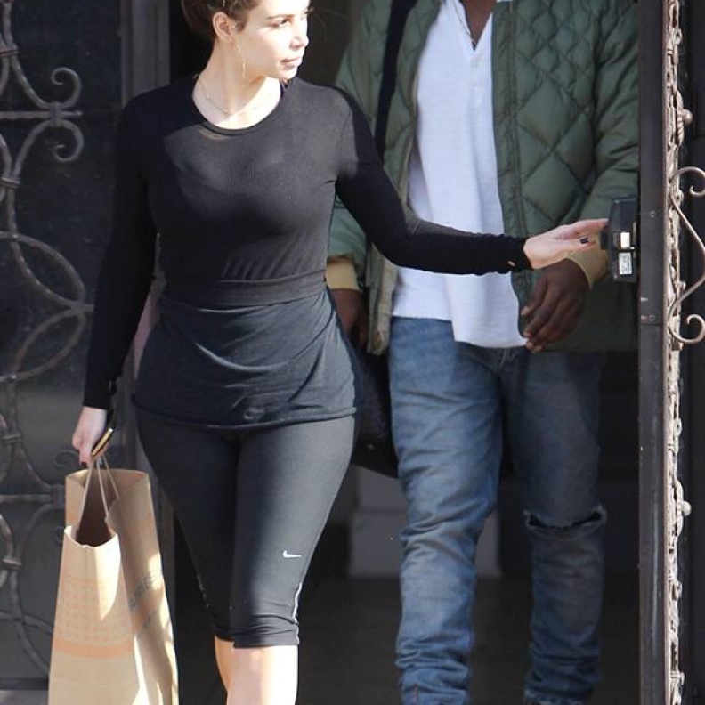 كيم بلباس رياضي بسيط تغادر أحد صالونات تجميل الأظافر مع حبيبها كاني ويست