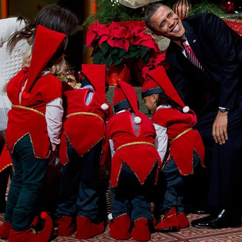 لا نعرف ما الذي أضحك أوباما لهذه الدرجة؟ لكن بالتأكيد هي بهجة الميلاد والأطفال الذين يحيطون به وبعائلته.