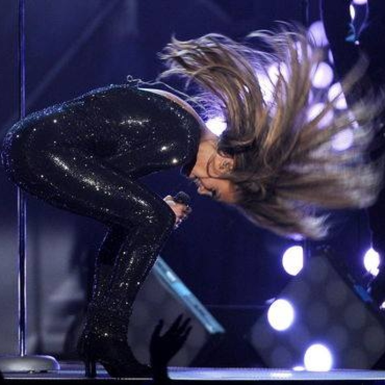 جنيفير لوبيز مندمجة في غنائها على خشبة مسرح Billboard Music Awards