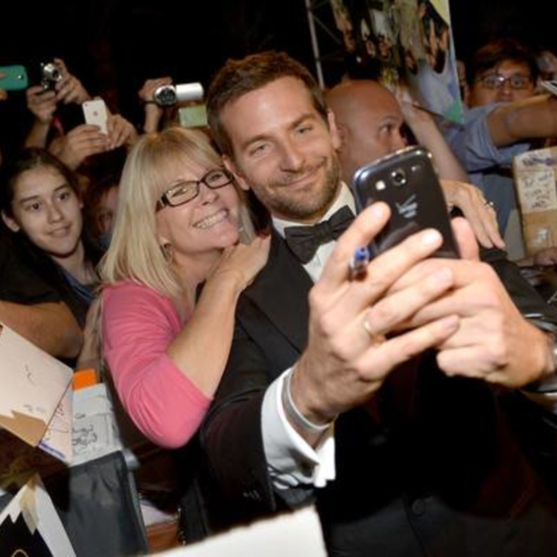 برادلي كوبر يلتقط الصورة بنفسه لإحدى معجباته خلال Palm Springs Film Festival 2014 Awards Gala