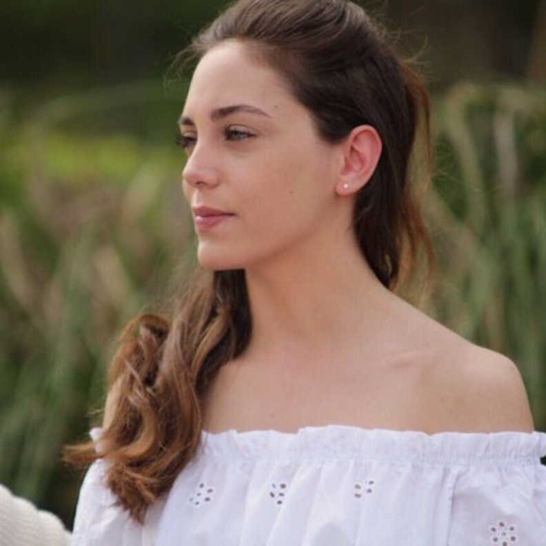 أويكو كارايل في مشهد من مسلسل الشمال والجنوب