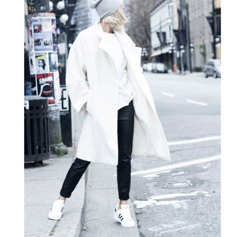 نوعي بالألوان عند اختيار الأبيض كإرتداء بنطلون أسود معه