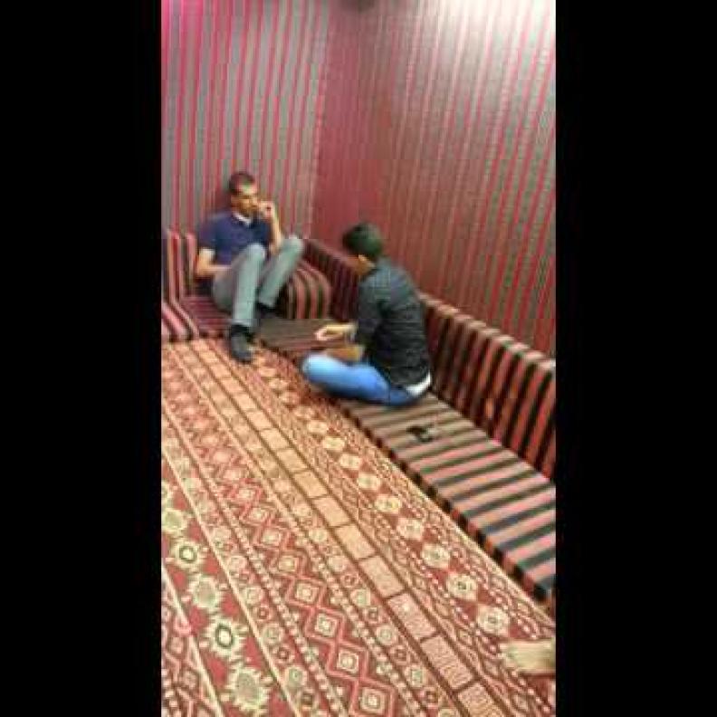 بالفيديو.. شاب خليجي يثير رعب أصدقاءه بثعبان حقيقي