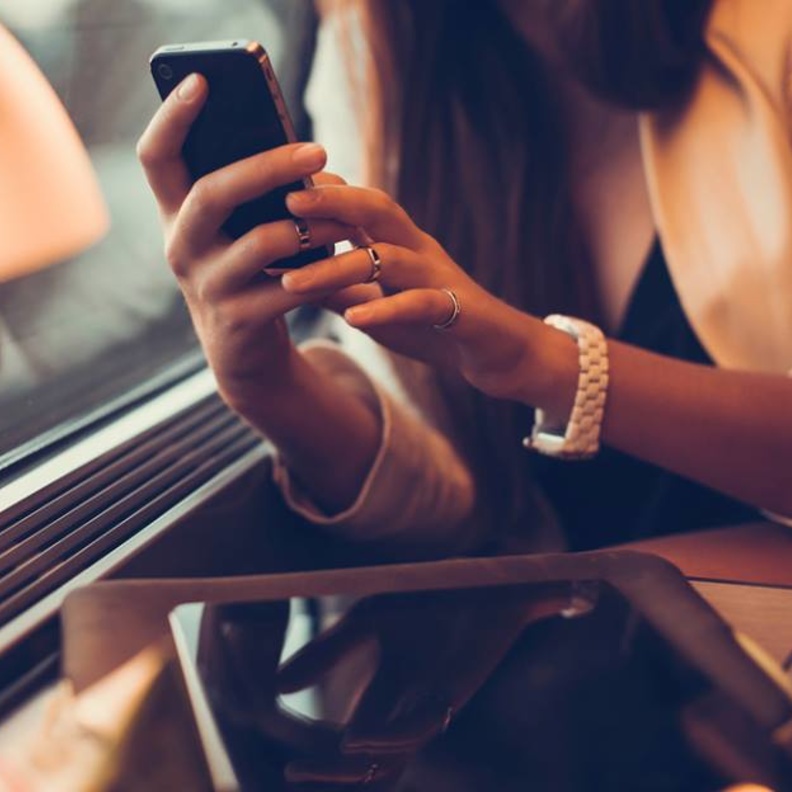 اعتذري منه برسالة هاتفية مُفعمة بمشاعر الشوق