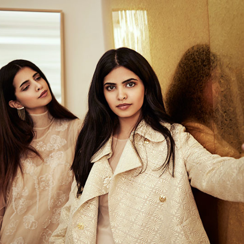 الأخوات عبدول الجميلتان في سيلفي باستخدام جهاز P9 من هواوي 