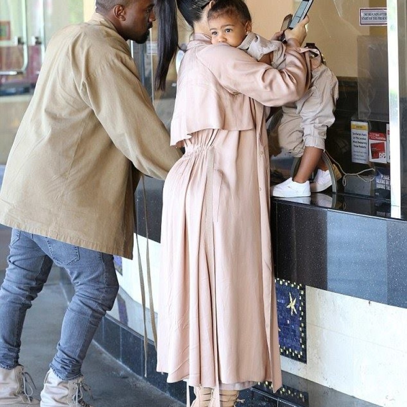 كيم وكاني يتوقفان لشراء الفشار لابنتهما نورث