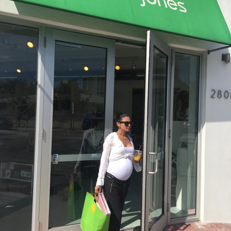 مريم حسين تتسوق