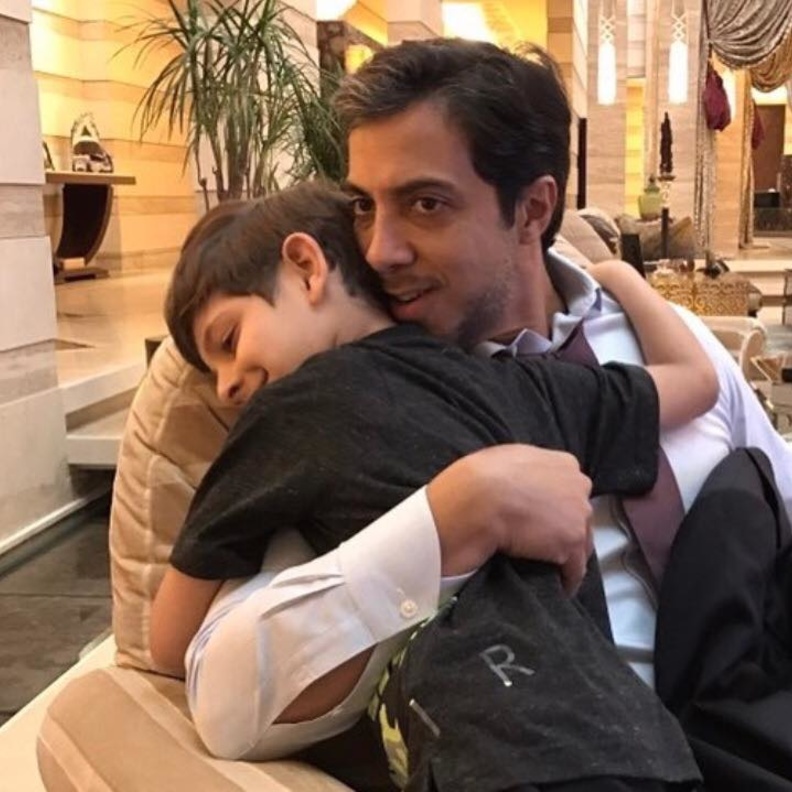 صورة عفوية للشيخ منصور بن زايد محتضنا نجله حمدان