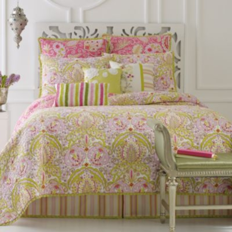 إجعلي منزلك يحتفل بالعيد بالوسائد الأنيقة