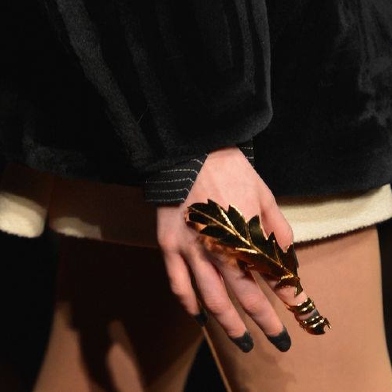 خاتم غريب وطلاء أظافر أغرب في عرض أزياء Thom Browne في نيويورك