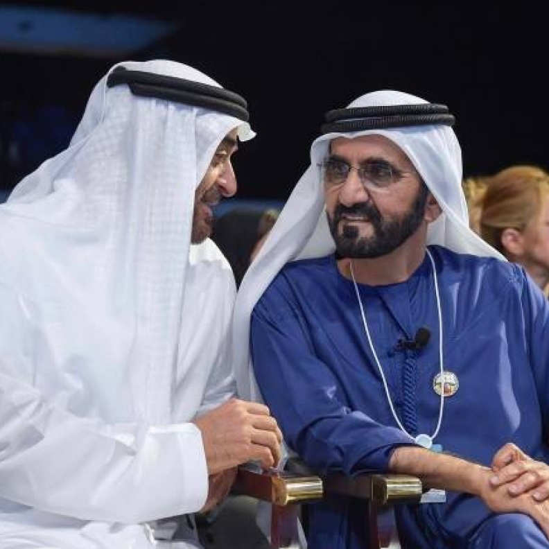 الشيخ محمد بن راشد في حديث ودي مع الشيخ محمد بن زايد خلال القمة العالمية للحكومات